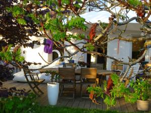 Rez-de-jardin enchanteur à 700m du lac au dessus du Petit Port