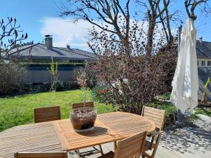 Rez-de-jardin enchanteur à 700m du lac au dessus du Petit Port