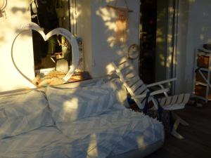 Rez-de-jardin enchanteur à 700m du lac au dessus du Petit Port