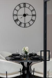 Prestige Elegant Apartment in Gdańsk with Sauna, Gym and Parking by Noclegi Renters