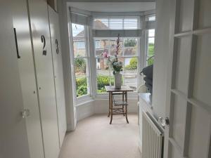 Elm Cottage charming with stunning coastal views!