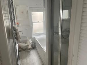 Elm Cottage charming with stunning coastal views!