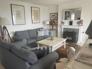 Elm Cottage charming with stunning coastal views!