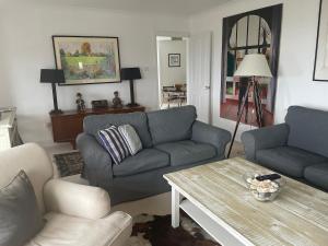 Elm Cottage charming with stunning coastal views!