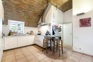 Mica Aurea Morcote - Happy Rentals