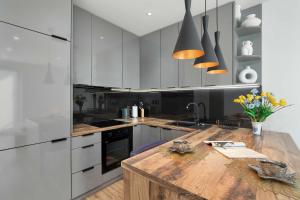 Bright Apartment with Balcony near Lake Żwirownia by Noclegi Renters