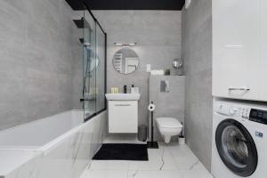 Bright Apartment with Balcony near Lake Żwirownia by Noclegi Renters