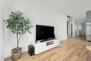 Bright Apartment with Balcony near Lake Żwirownia by Noclegi Renters