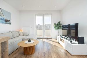 Bright Apartment with Balcony near Lake Żwirownia by Noclegi Renters