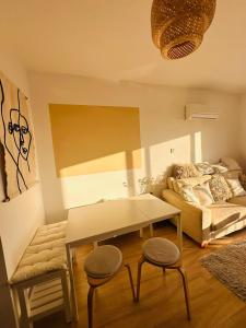 Holistic Homes - Sea view, Pool, 2 double beds