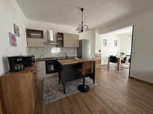 Apartman mirna lokacija s pogledom i parkingom