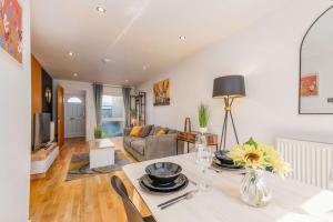 Modern Spacious 4 Bedroom 3 Bathroom House by Trinity Stays Short Term Lets & Serviced Accommodation Cambridge