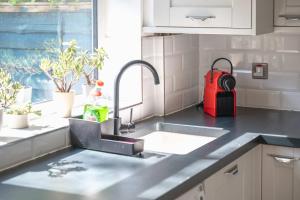 Modern Spacious 4 Bedroom 3 Bathroom House by Trinity Stays Short Term Lets & Serviced Accommodation Cambridge