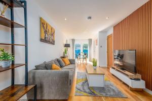 Modern Spacious 4 Bedroom 3 Bathroom House by Trinity Stays Short Term Lets & Serviced Accommodation Cambridge