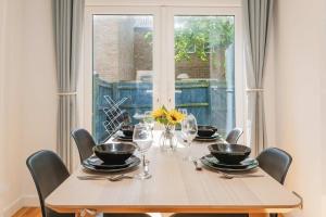 Modern Spacious 4 Bedroom 3 Bathroom House by Trinity Stays Short Term Lets & Serviced Accommodation Cambridge