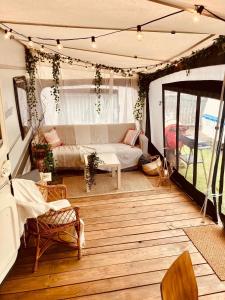 Żuczkowa Przyczepa na kempingu FLY Resort