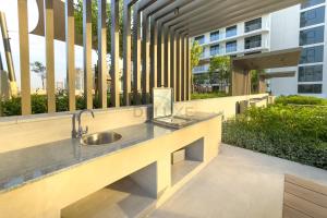 Partial Marina and City Views 1BR, Close to JBR Beach, Palace Beach Residence Tower 2,Emaar Beachfront ,Dubai Marina by Deluxe Holiday Homes