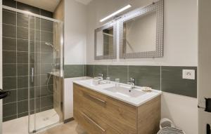 Maisons de vacances 3 Bedroom Awesome Home In Lagord : photos des chambres