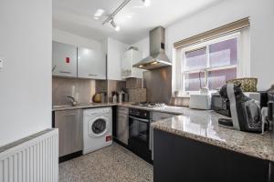 Stylish 1-Bedroom Apartment in the Heart of Soho! No Lift 9WD