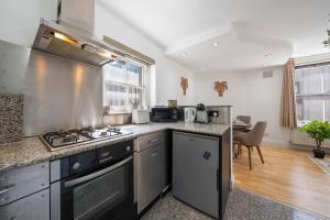 Stylish 1-Bedroom Apartment in the Heart of Soho! No Lift 9WD
