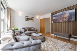 Stylish 1-Bedroom Apartment in the Heart of Soho! No Lift 9WD