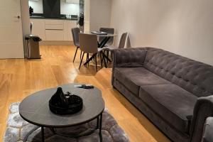 Riverfront: 2 Bed in London - Parking