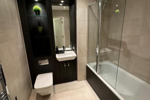 Riverfront: 2 Bed in London - Parking