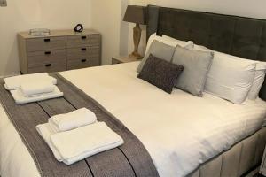 Riverfront: 2 Bed in London - Parking