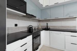 Rybacka Comfy Apartment with Balcony by Noclegi Renters