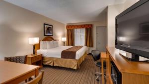 King Room - Non-Smoking room in Best Western War Bonnet Inn
