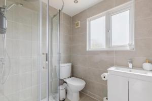 Spacious 4BD Home with Large Garden East London