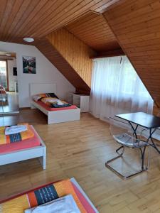 Triple Room with Shared Bathroom room in good bed Aarwangen