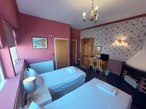 Standard Twin Room room in White Heather Hotel