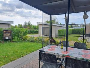 Chalet Hart van Zeeland met overdekt terras & natuur VP086