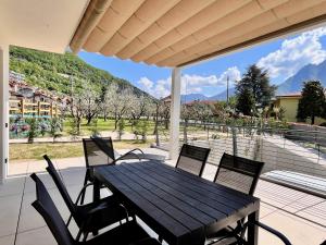 Costa Blu - Pool and Terrace with Lake View