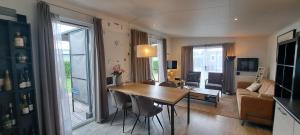Chalet Hart van Zeeland met overdekt terras & natuur VP086