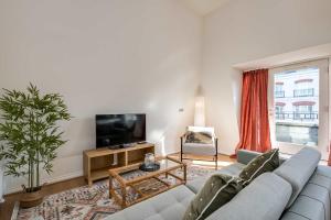 Central Belfast Apartments - The Cathedral Loft