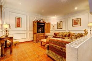 Traditional Townhouse, 4 Bed with Terraces and Private BBQ