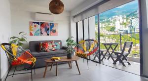 Cosy Mountain View 3BR Apartment, Prime Location!