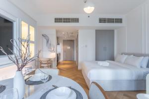 Vacationer Holiday Homes I Luxe Studio I Steps to Burj Khalifa & Dubai Mall I Free Parking, Pool, Gym & Wi-Fi