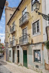 Bairro Alto Window - Cozy Spot in a Buzzing Locale