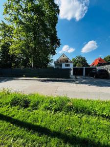 Affordable Rooms in a Villa with Garden near Danube