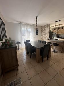 Maisons de vacances Maison avec piscine chauffee, plages du debarquement : photos des chambres