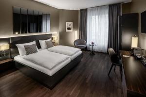 Roomy room in Hotel Düsseldorf Mitte