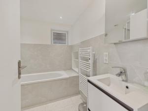 Maisons de vacances Le port et les plages a pied pour 6 personnes : photos des chambres