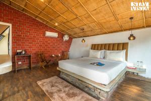 StayVista at tatvam - Mountain views, pool, AC