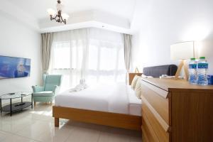 Bright Studio in Court Tower Apt Close to Metro