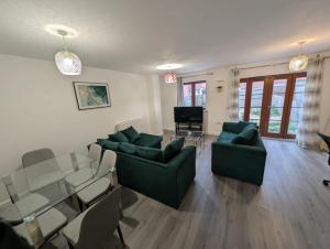 Spacious Large 4 Bed Contractor