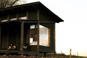 Reconnect at Off-Grid Hilltop Cabin with Mountain Views