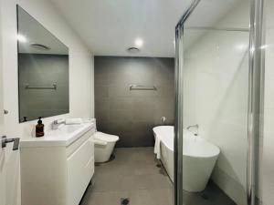 KozyGuru | Homebush West | 3 Bedroom Apt+Parking